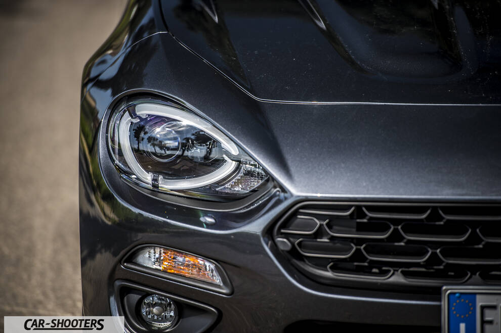 Fiat 124 Spider – detail, headlight and grille close-up