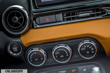 Fiat 124 Spider – dashboard, orange dashboard trim and climate controls