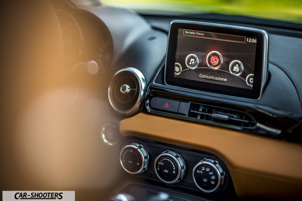 Fiat 124 Spider – dashboard, infotainment screen and climate controls