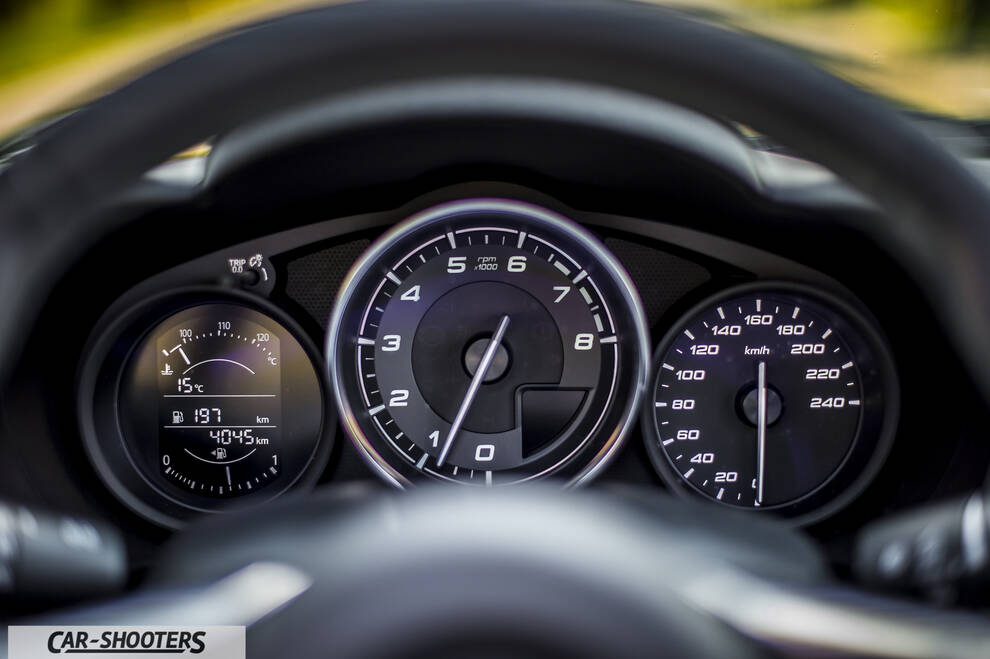 Fiat 124 Spider – dashboard, analog and digital instrument cluster