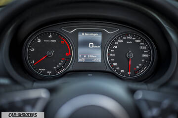 Audi A3 Cabriolet – dashboard, analog instrument cluster
