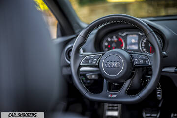 Audi A3 Cabriolet – dashboard, leather steering wheel close-up