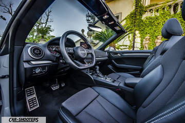 Audi A3 Cabriolet – interior, black leather front seats