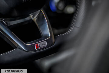 Audi Q5 – detail, steering wheel emblem close-up