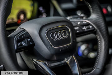 Audi Q5 – dashboard, leather steering wheel close-up