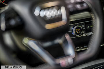 Audi Q5 – interior, steering wheel and climate controls