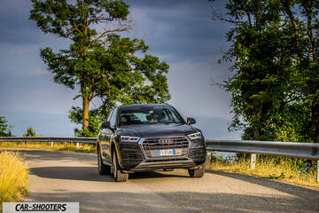 Audi Q5 – front three-quarter, dark grey on a country road