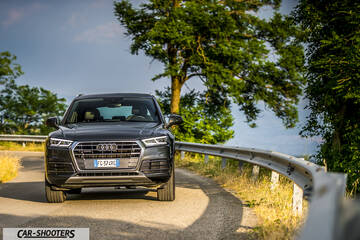Audi Q5 – front three-quarter, dark grey on a country road