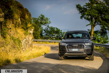 Audi Q5 – front three-quarter, dark grey on a country road