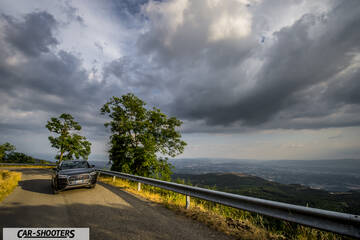 Audi Q5 – front three-quarter, dark grey on a country road