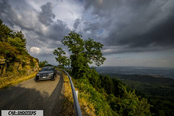 Audi Q5 – front three-quarter, dark grey on a mountain road