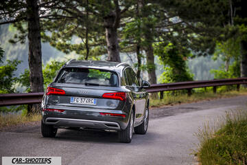 Audi Q5 – rear three-quarter, grey metallic on a country road