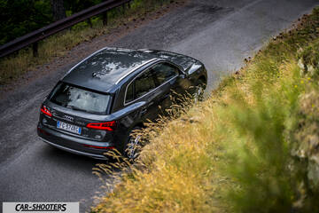 Audi Q5 – rear three-quarter, grey metallic on a winding country road