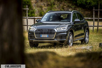 Audi Q5 – front three-quarter, grey metallic on a grassy field