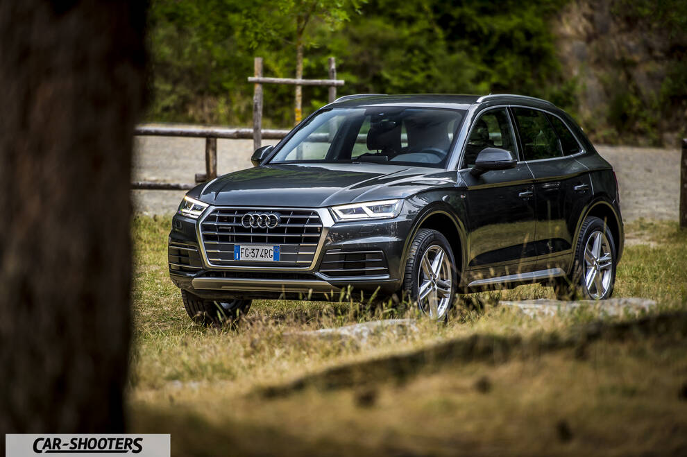 Audi Q5 – front three-quarter, dark grey parked on grassy ground