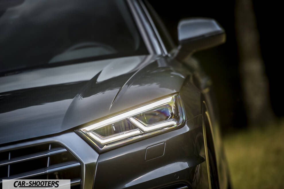 Audi Q5 – front three-quarter, grey metallic against a blurred background