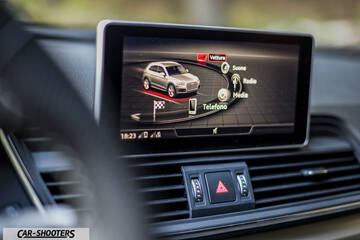 Audi Q5 – dashboard, infotainment screen displaying menu