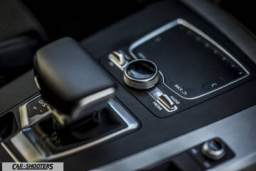 Audi Q5 – detail, gear shifter and infotainment controller
