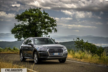Audi Q5 – front three-quarter, grey metallic on a country road