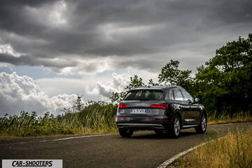Audi Q5 – rear three-quarter, dark grey on a country road