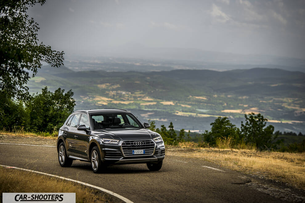 Audi Q5 – front three-quarter, dark grey on a country road