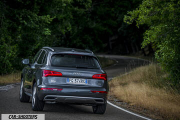 Audi Q5 – rear three-quarter, grey metallic on a country road