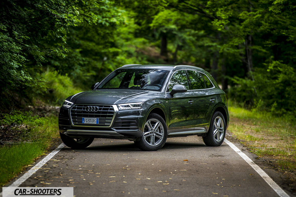 Audi Q5 – front three-quarter, dark grey metallic on a country road
