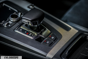 Audi Q5 – interior, center console and gear shifter