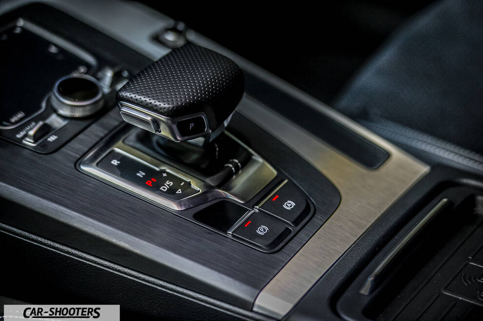 Audi Q5 – interior, center console and gear shifter