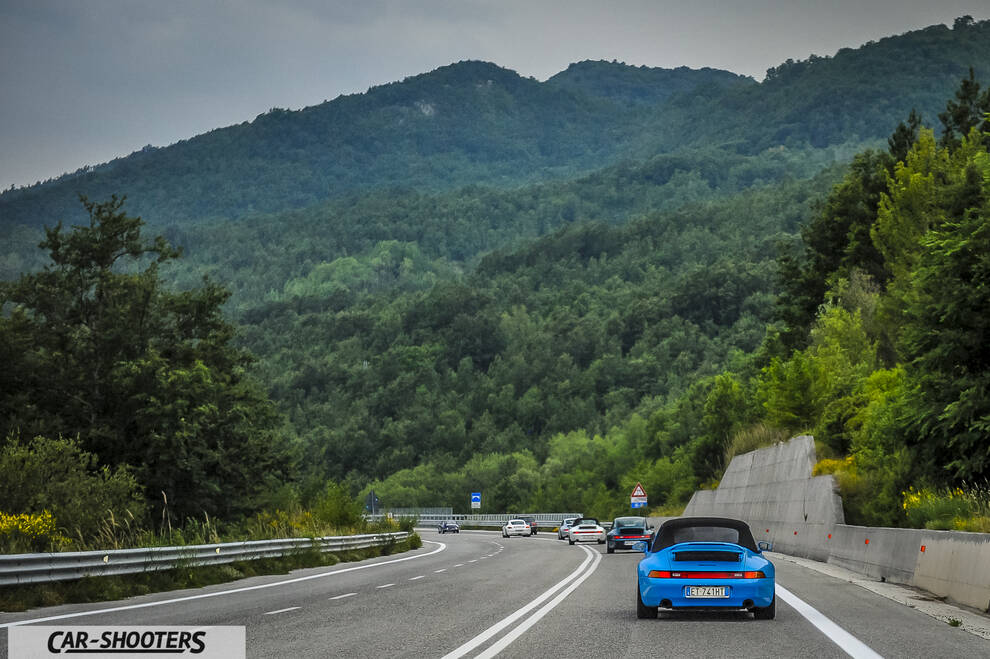 Porsche 911 e 912 – rear view, blue against a mountain backdrop