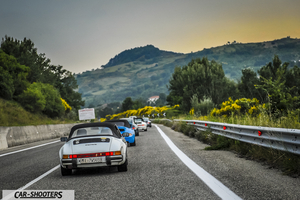 Porsche 911 e 912 – rear view, white on a country road