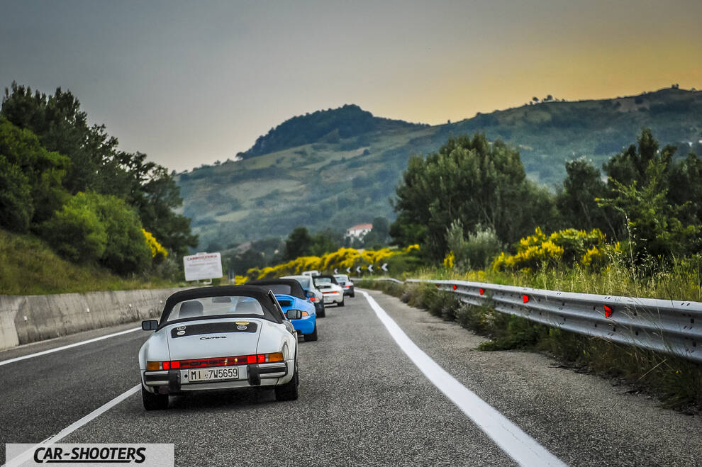 Porsche 911 e 912 – rear view, white on a country road