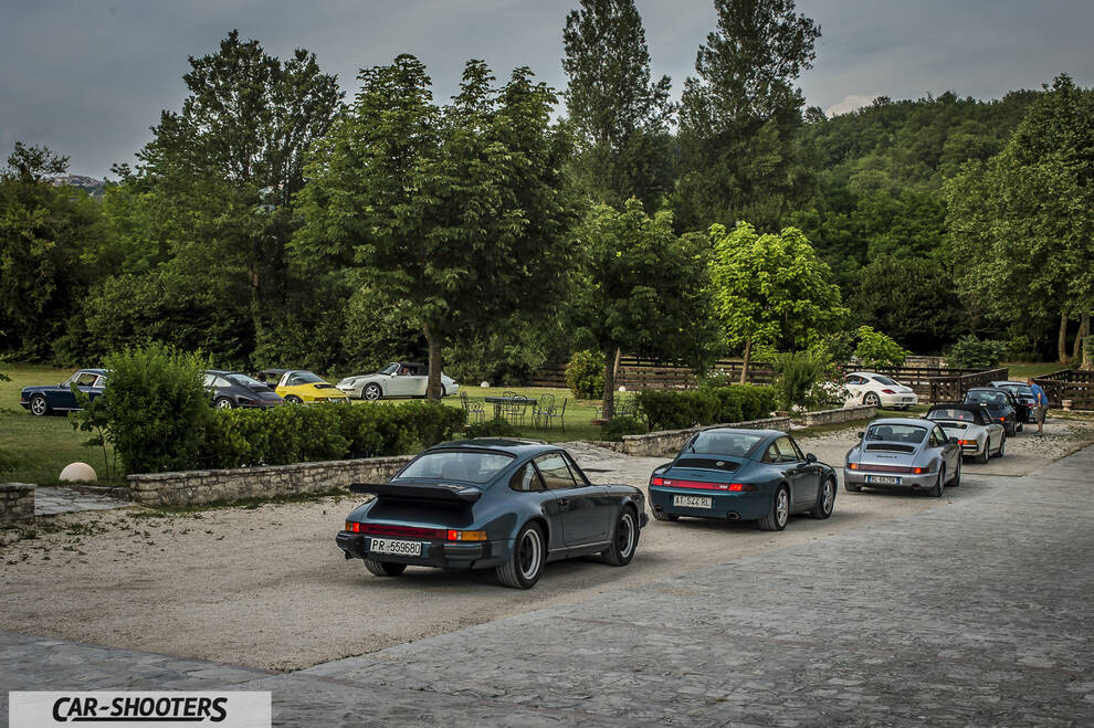 Porsche 911 e 912 – rear three-quarter, dark green against a tree backdrop