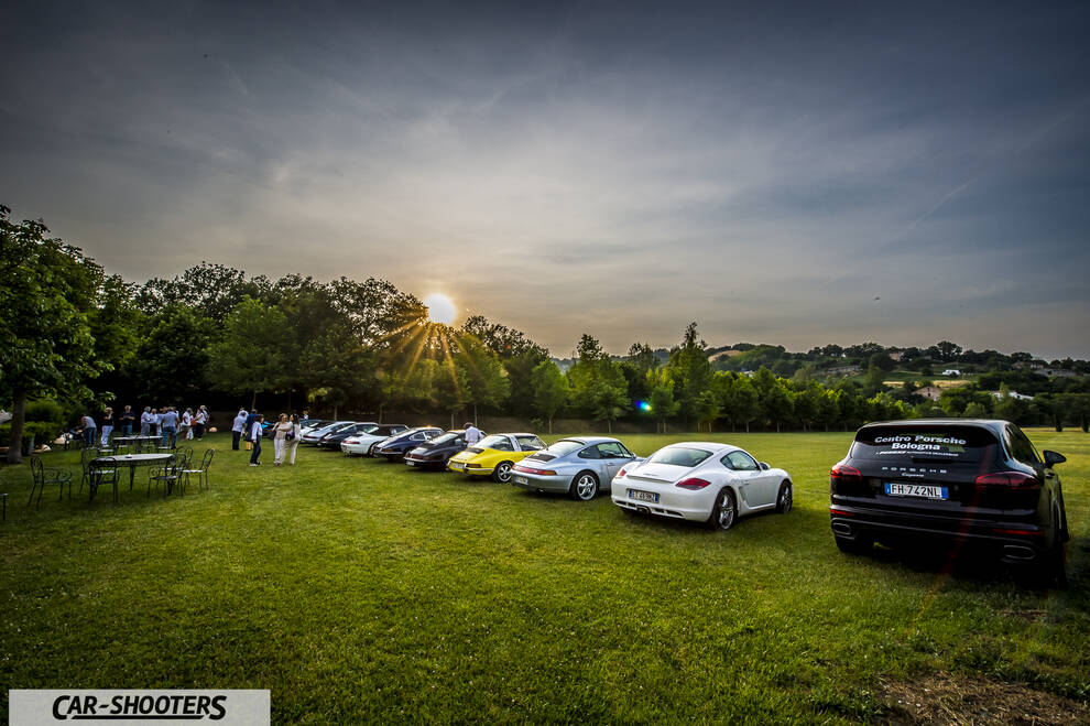 Porsche 911 e 912 – rear three-quarter, black parked on grass at sunset