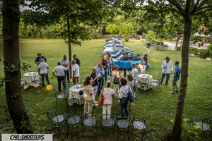 Porsche 911 e 912 – side profile, blue on a lawn with people