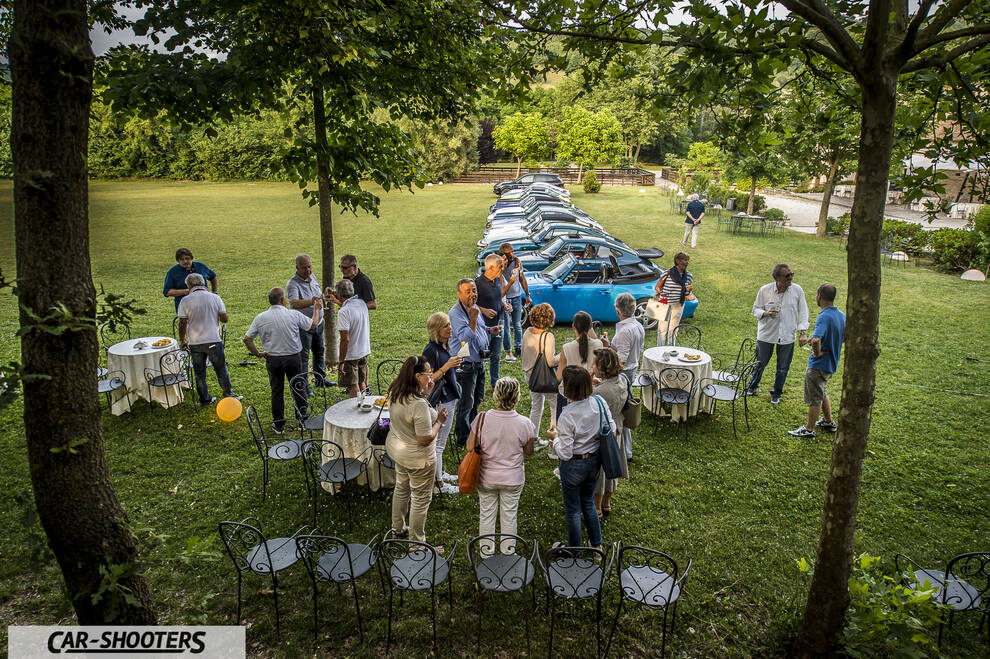 Porsche 911 e 912 – side profile, blue on a lawn with people