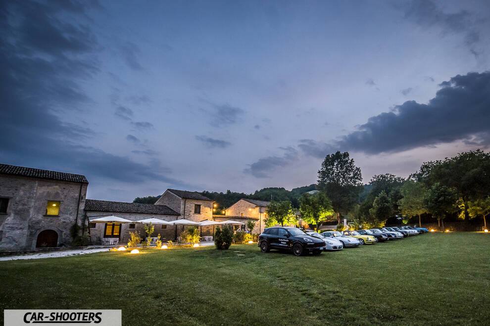 Porsche 911 e 912 – front three-quarter, black parked on a lawn at dusk