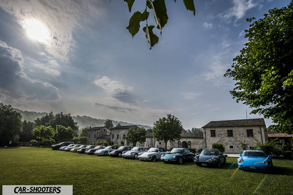 Porsche 911 e 912 – front three-quarter, bright blue parked on a grassy lawn