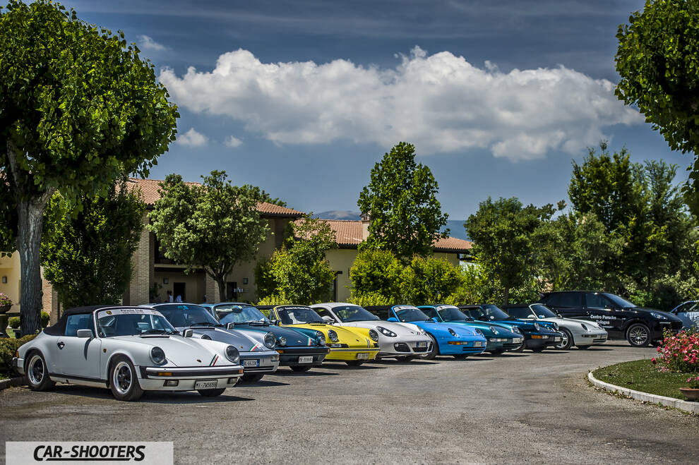 Porsche 911 e 912 – front three-quarter, white parked in a row