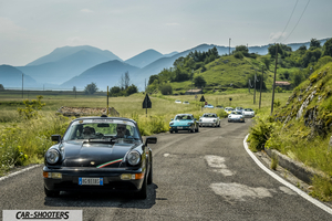 Porsche 911 e 912 – front three-quarter, black on a country road