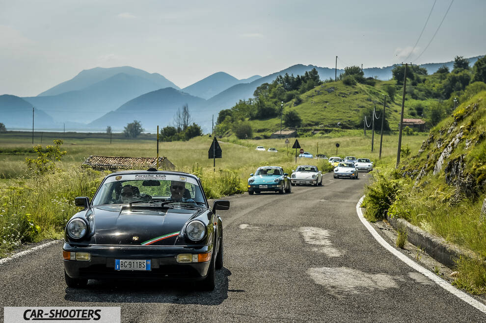 Porsche 911 e 912 – front three-quarter, black on a country road