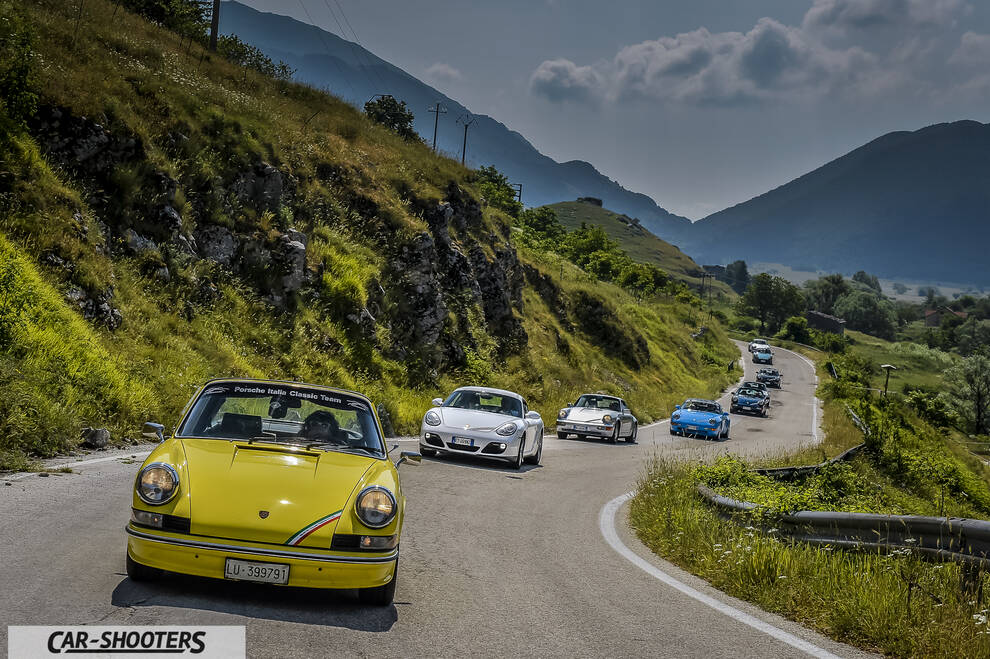 Porsche 911 e 912 – front three-quarter, yellow on a country road