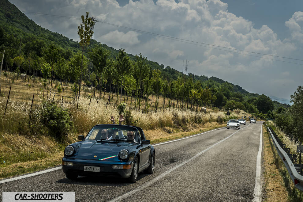 Porsche 911 e 912 – front three-quarter, dark blue on a country road