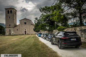 Porsche 911 e 912 – rear three-quarter, black in front of a church