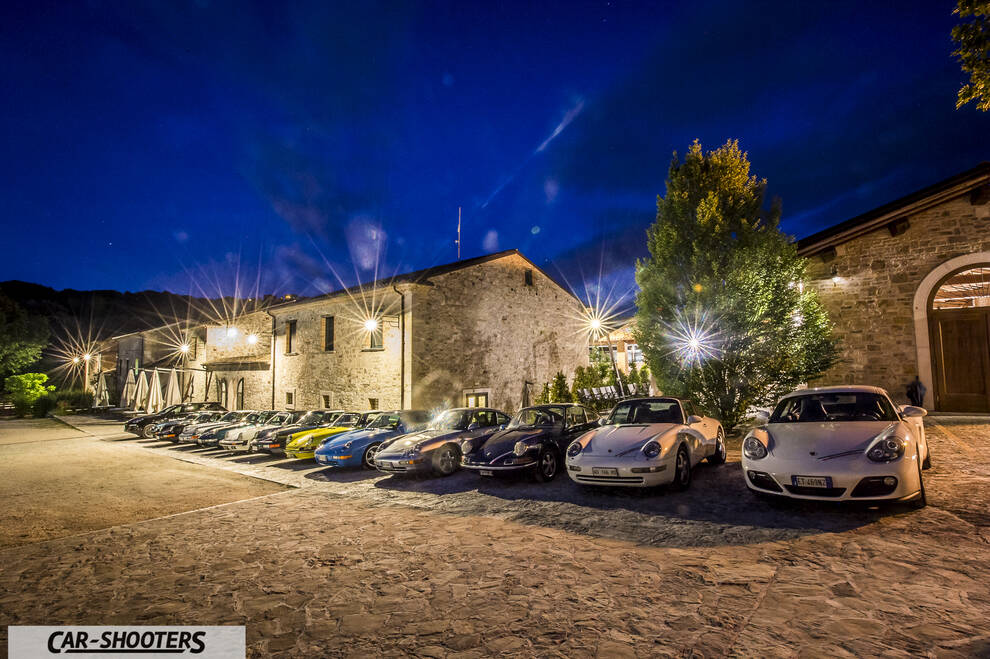 Porsche 911 e 912 – front three-quarter, white parked outside a stone building