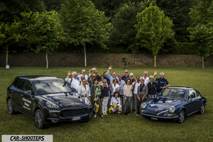 Porsche 911 e 912 – front three-quarter, black parked on a lawn with people