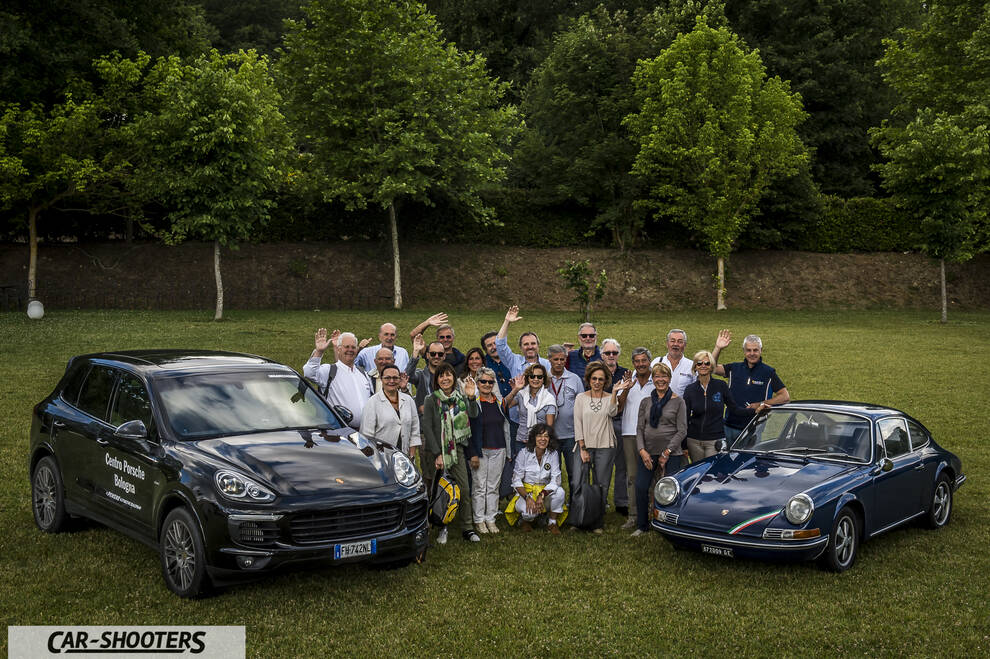 Porsche 911 e 912 – front three-quarter, black parked on a lawn with people