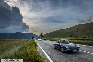 Porsche 911 e 912 – front three-quarter, dark blue on a country road