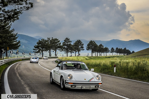 Porsche 911 e 912 – front three-quarter, white on a country road