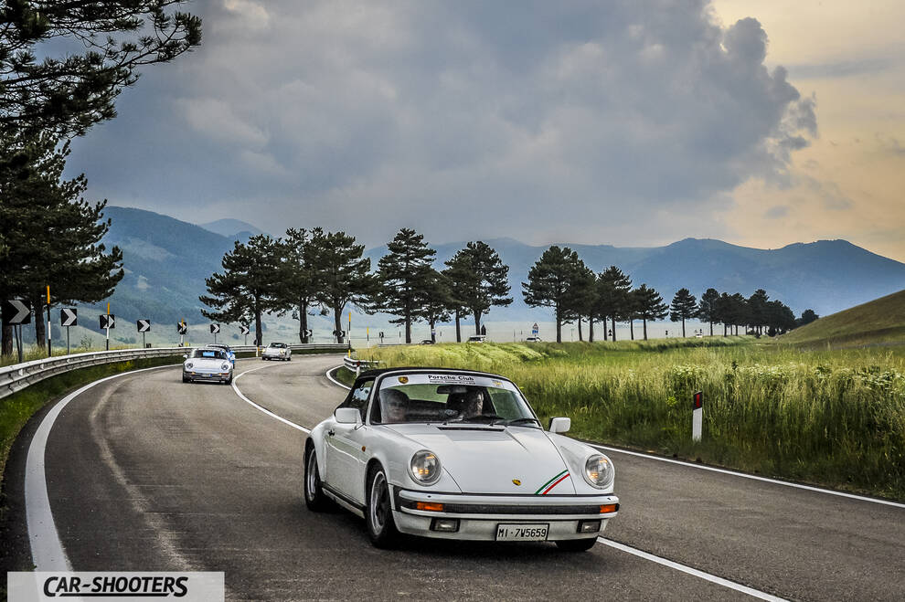 Porsche 911 e 912 – front three-quarter, white on a country road
